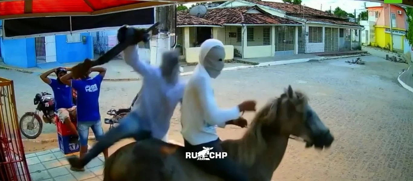 Έκαναν ληστεία... καβάλα σε άλογο! (βίντεο)